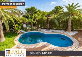 Mediterrane, renovierungsbedürftige Villa mit Pool, in Strandnähe in Palmanova