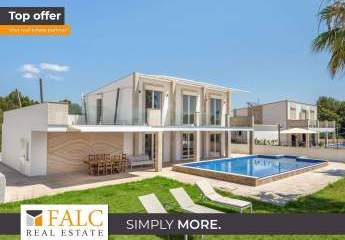 Moderne, renovierte Villa mit Pool in Meeresnähe in Vallgornera