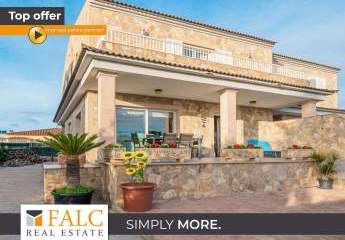 Renovierte Doppelhaushälfte in Meeresnähe in Bahía Blava