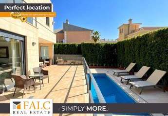 Stilvolle Villa mit Pool und Dachterrasse nahe dem Meer