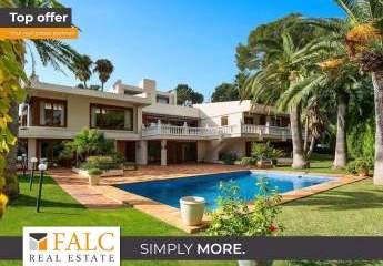 Villa mit Pool und Blick auf den Golfplatz in Son Vida