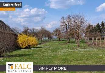 Ebenerdiges & breites Baugrundstück in friedlicher Lage mit Brunnen