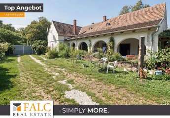 2 Landhäuser nebeneinander, eins bereits renoviert