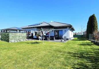 Neuwertiger Bungalow mit Einliegerwohnung & hoher Energieeffizienz