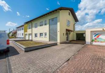 EG Wohnung mit Garage und großem Gartenanteil !!