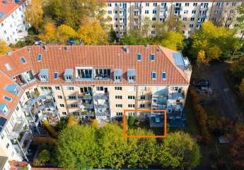 Ruhige Stadtoase: Stilvolle 2‑Zi.-Wohnung mit kleinem Garten – City-Anschluss inklusive