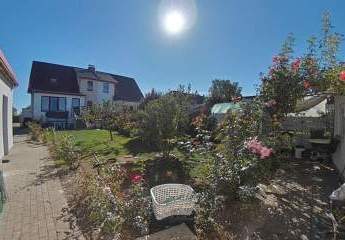 Saniertes Wohnhaus mit 5 Zimmer, Vollkeller, 2 Bäder, Garage, Nebengelass & viel Land, im LK Rostock