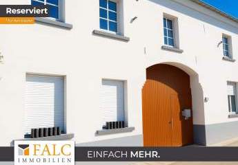 Vierkanthof mit Blick auf Wiesen und Felder