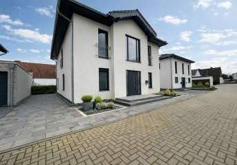 „Neubau - Keine Stangenware: High-End Galeriehaus mit fertig angelegter Aussenanlage“