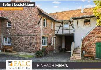 Vierkanthof mit Blick auf Wiesen und Felder