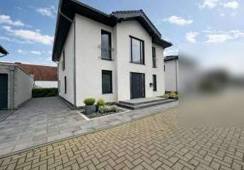 „Neubau - Keine Stangenware: High-End Galeriehaus mit fertig angelegter Aussenanlage“