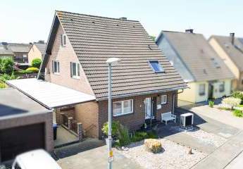 Charmantes Einfamilienhaus mit Swimmingpool, Doppelgarage und liebevoll angelegtem Garten