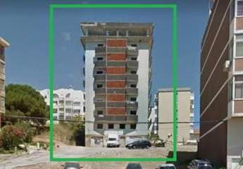 Investment- leerstehende Gebäude mit 2x Grundstücke, 30 Wohnungen mit Terrasse, Haus vertikal mit 9 Stockwerken in   Almada Laranjero