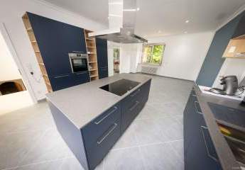 Hochwertig sanierter Luxus-Bungalow mit Einliegerwohnung, Photovoltaik und Großzügigem Grundstück