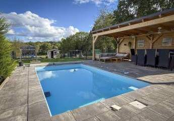 Außergewöhnliches Zweifamilienhaus mit Poollandschaft in Waldrandnähe sucht neue Eigentümer