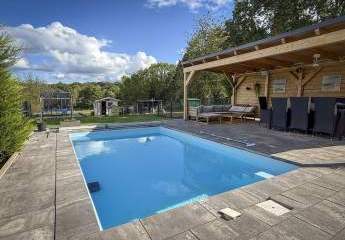 Außergewöhnliches Zweifamilienhaus mit Poollandschaft in Waldrandnähe sucht neue Eigentümer