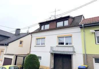 Zentrales Einfamilienhaus für große Familien oder zwei Wohnungen mit großem Garten