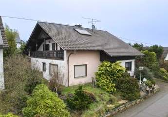 Gepflegtes Ein - Zweifamilienhaus ruhig gelegen im Grünen