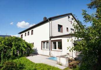 ein neues Heim mit Garten für die gesamte Familie