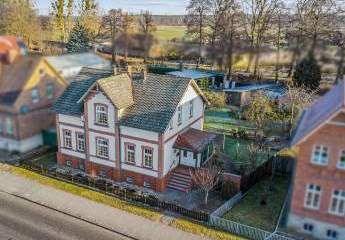 +++ Elegantes Zweifamilienhaus mit großem Garten, Badeteich inkl. Poolhaus +++