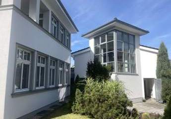 Villa mit Gewerbe im EG: Prägnante Architektur, exklusives Wohnen im OG!
