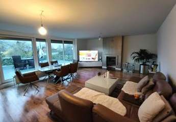 Großzügiges Mehrfamilienhaus mit 3 Parteien, 52 qm Dachterrasse, komplett modernisiert!