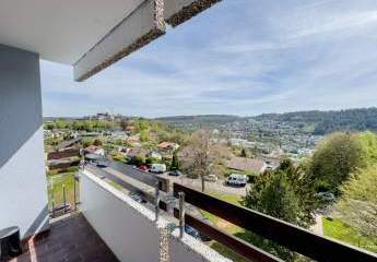 Charmante 3,5 Zimmer Wohnung mit Balkon und Traumblick in naturnaher Umgebung