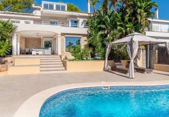 Luxusvilla mit traumhaftem Garten und Swimmingpool.