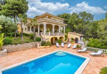 LUXURIÖSE VILLA MIT ATEMBERAUBENDEM MEERBLICK IN EINER PRIVILEGIERTEN
WOHNGEGEND