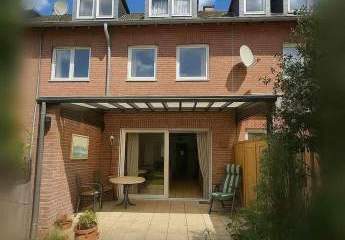 Modernes Reihenmittelhaus mit überdachter Terrasse, Kachelofen und Fußbodenheizung