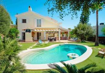 Exklusive Villa mit Pool und Außenküche - Luxus pur an der Küste!