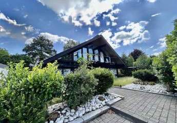 Exklusives Einfamilienhaus mit Doppelgarage und Pool in ruhiger Wohnlage.