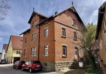Historische Immobilie im Schweizer Stil: Saniertes Dreifamilienhaus mit Garten & Garage