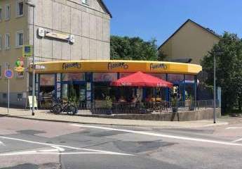 Eis-Cafe´ , gut eingeführt, mit großer Terrasse. Genieße die günstige Lage in vollen Zügen!