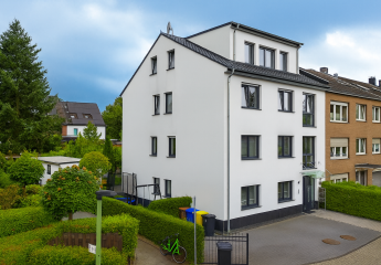 Lichtdurchflutete DG-Wohnung mit Süd-Loggia und Stellplatz in ruhiger, rheinnaher Lage von Neuss