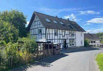 Fachwerktraum mit vermieteter Einliegerwohnung – saniert, energieeffizient & im Grünen