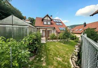 Freistehendes Einfamilienhaus in zentraler und ruhiger Lage mit gepflegtem Garten.