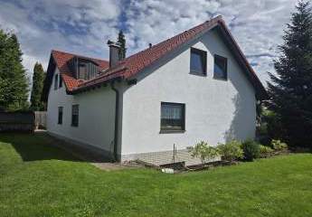 Wohnhaus mit zwei Einheiten und großzügigem Garten