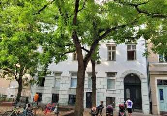 Bergmannkiez und eigener Garten – 4-Zi.-Altbau mit Balkon und Raritäten-Charakter