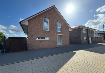 Neuwertig! Freistehendes KFW40 Einfamilienhaus mit großem Garten und Feldblick in einem Neubaugebiet