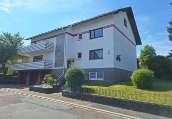 Platz für alle! Zweifamilienhaus mit ELW & 5 Garagen in ruhiger Lage