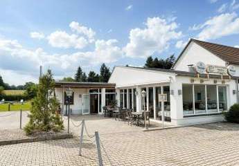 Gemütliches Café mit Bowlingbahn, Kinderspielplatz und Gesellschaftsräumen
