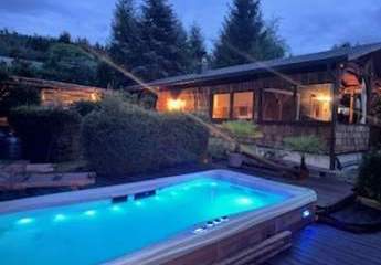 Modernes Traumhaus mit Pool und Sauna in ruhiger Lage.