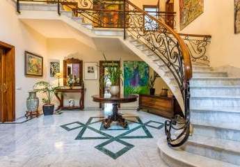 LUXURIÖSE VILLA MIT ATEMBERAUBENDEM MEERBLICK IN EINER PRIVILEGIERTEN
LAGE
