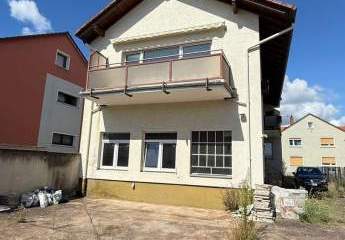 Rarität am Main: 4-Familienhaus mit Hallen & großem Bauplatz