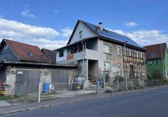 Einfamilienhaus mit idyllischer Scheune und geräumiger Doppelgarage in schönem Ambiente