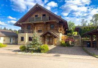 Ein Haus wie kein anderes – Douglasien-Stammholzhaus mit Ferienkonzept und Weitblick