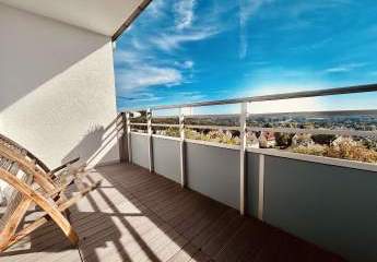 Elegante Etagenwohnung mit Panoramablick, zwei Balkonen und Aufzug!