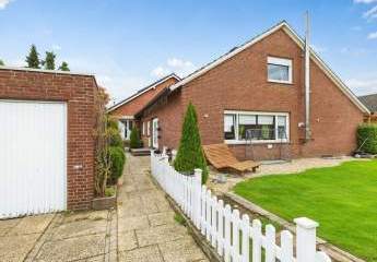 Gemütliches Zweifamilienhaus mit Garage und Garten in ruhiger Lage - Ihr Traum vom Wohnen im Grünen!