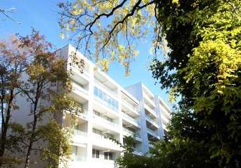 Im Herzen von Augsburg: Sanierte Wohnung mit Balkon, Schwimmbad & Sauna